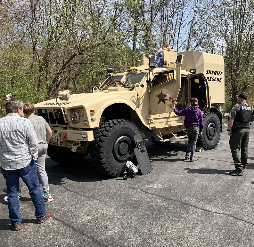 sheriff vehicle and students